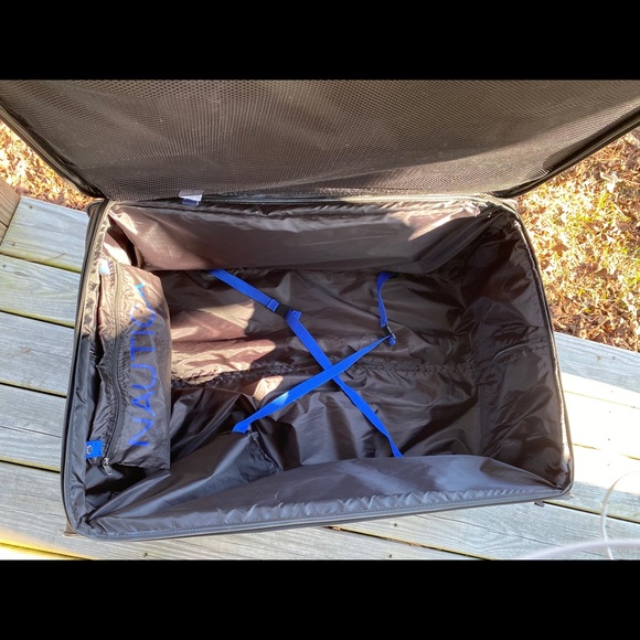 Nautica Large Suitcase - Picture 12 of 16
